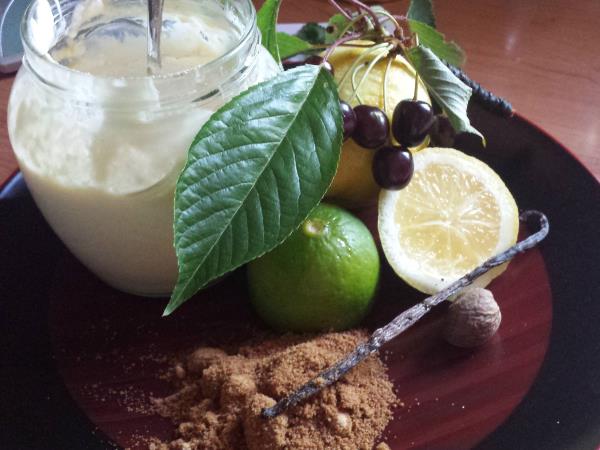 Češnjev zavitek s kokosovim sladkorjem in omako iz ingverja
